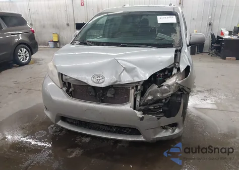 2015 Toyota Sienna Xle 8 Passenger z USA, uszkodzony, nr VIN 5TDYK3DC2FS558117